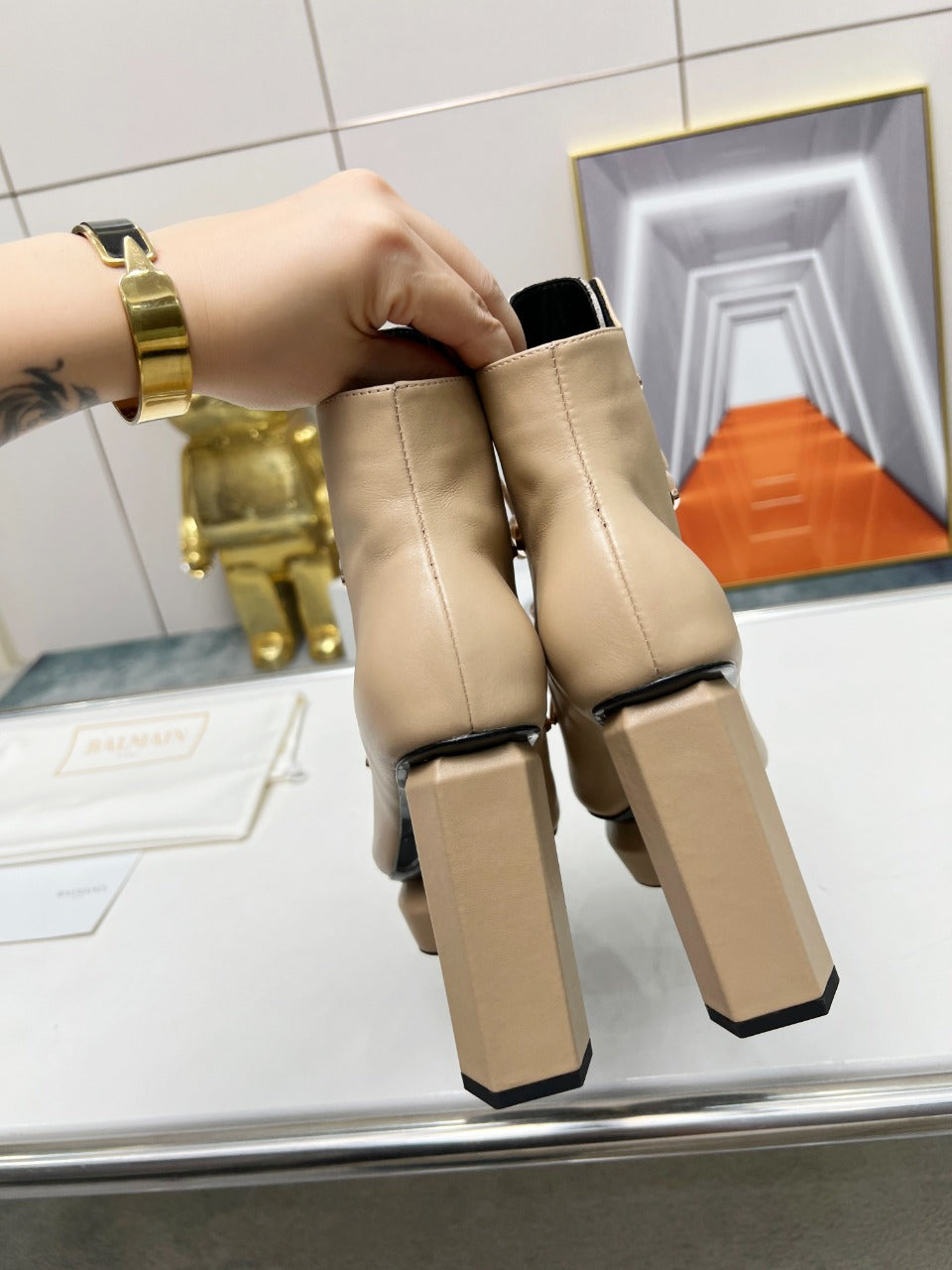 ЧОБОТИ BALMAIN 26S З ВІДКРИТИМ НОСКОМ 115 ММ З ТЕМНО-БЕЖЕВОЇ ТЕЛЯЧОЇ ШКІРИ, ПРИКРАШЕНІ ПЕРЛИНАМИ