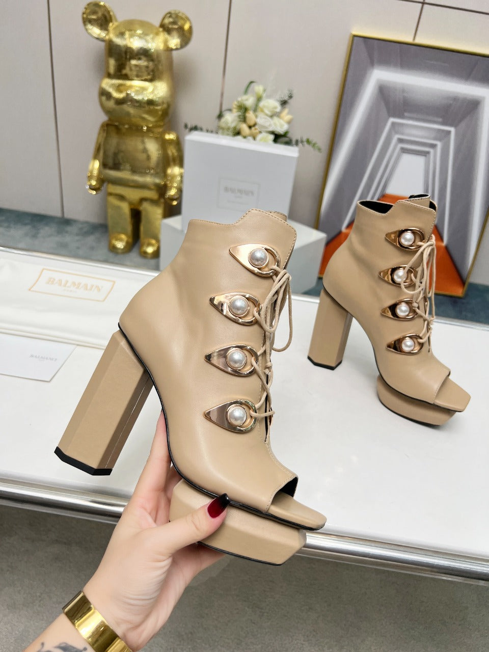ЧОБОТИ BALMAIN 26S З ВІДКРИТИМ НОСКОМ 115 ММ З ТЕМНО-БЕЖЕВОЇ ТЕЛЯЧОЇ ШКІРИ, ПРИКРАШЕНІ ПЕРЛИНАМИ