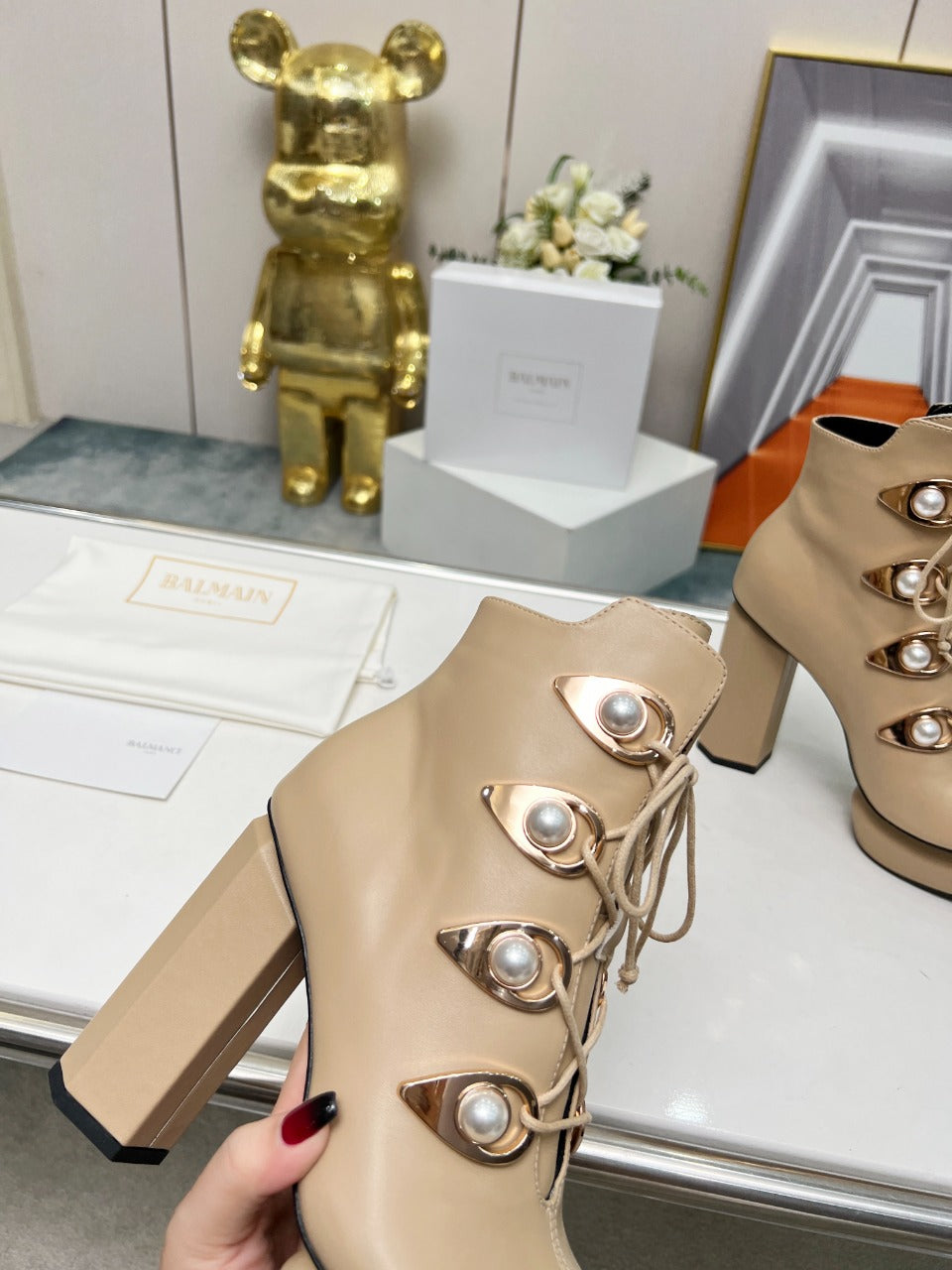 ЧОБОТИ BALMAIN 26S З ВІДКРИТИМ НОСКОМ 115 ММ З ТЕМНО-БЕЖЕВОЇ ТЕЛЯЧОЇ ШКІРИ, ПРИКРАШЕНІ ПЕРЛИНАМИ