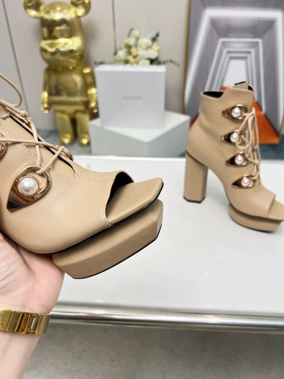 ЧОБОТИ BALMAIN 26S З ВІДКРИТИМ НОСКОМ 115 ММ З ТЕМНО-БЕЖЕВОЇ ТЕЛЯЧОЇ ШКІРИ, ПРИКРАШЕНІ ПЕРЛИНАМИ