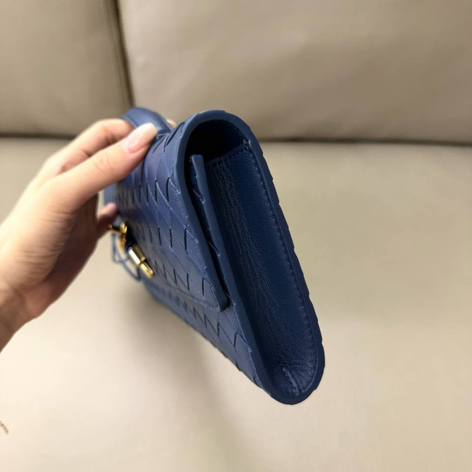 Bottega Veneta Andiamo Clutch – Blue Venezia