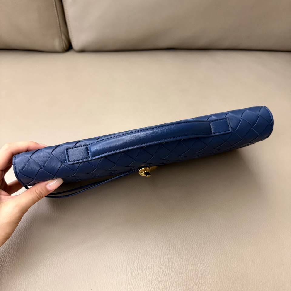 Bottega Veneta Andiamo Clutch – Blue Venezia
