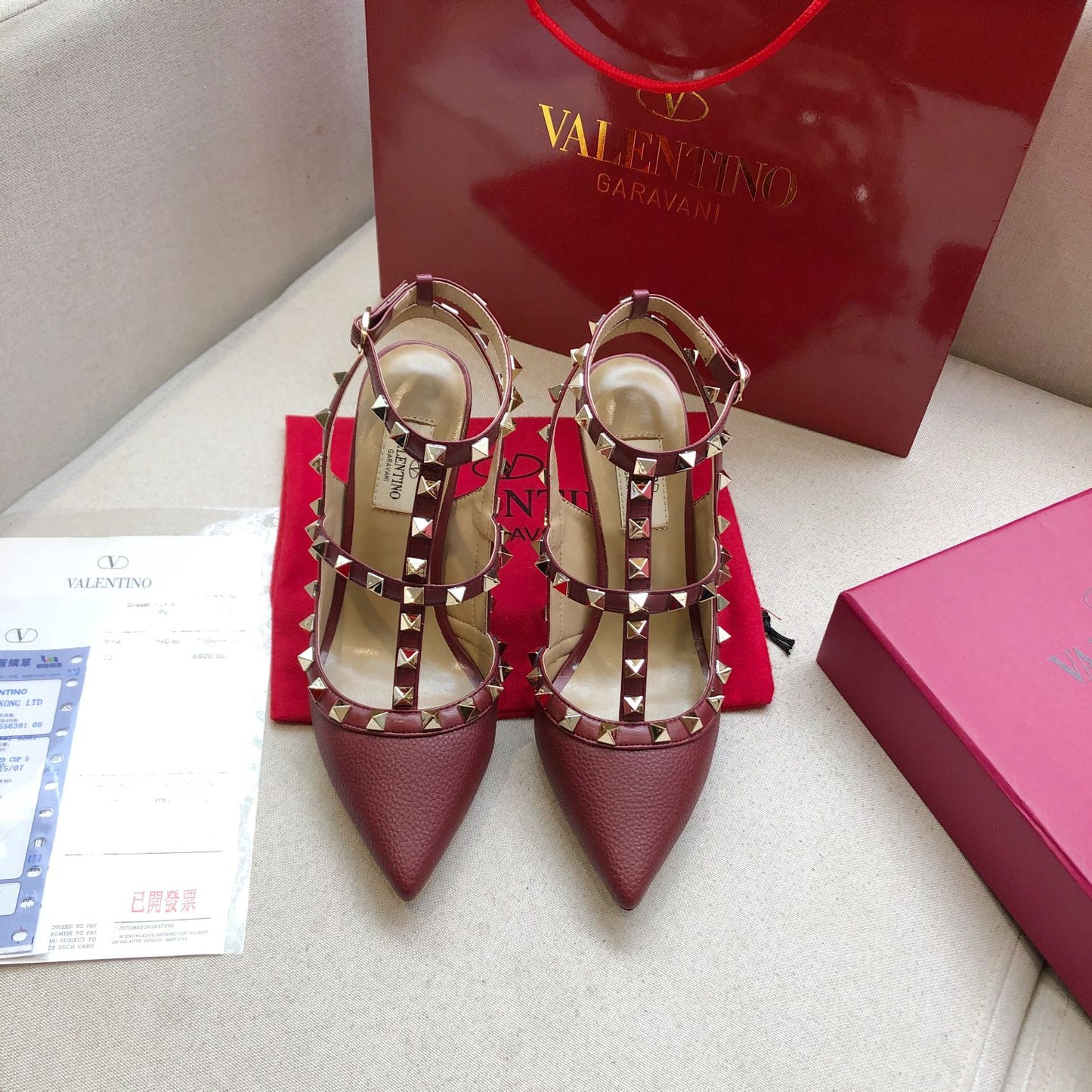 ROCKSTUD SANGRIA RED METALLIC CALFSKIN ANKLE STRAP HIGH SANDAL - 34 / 9.5 cm