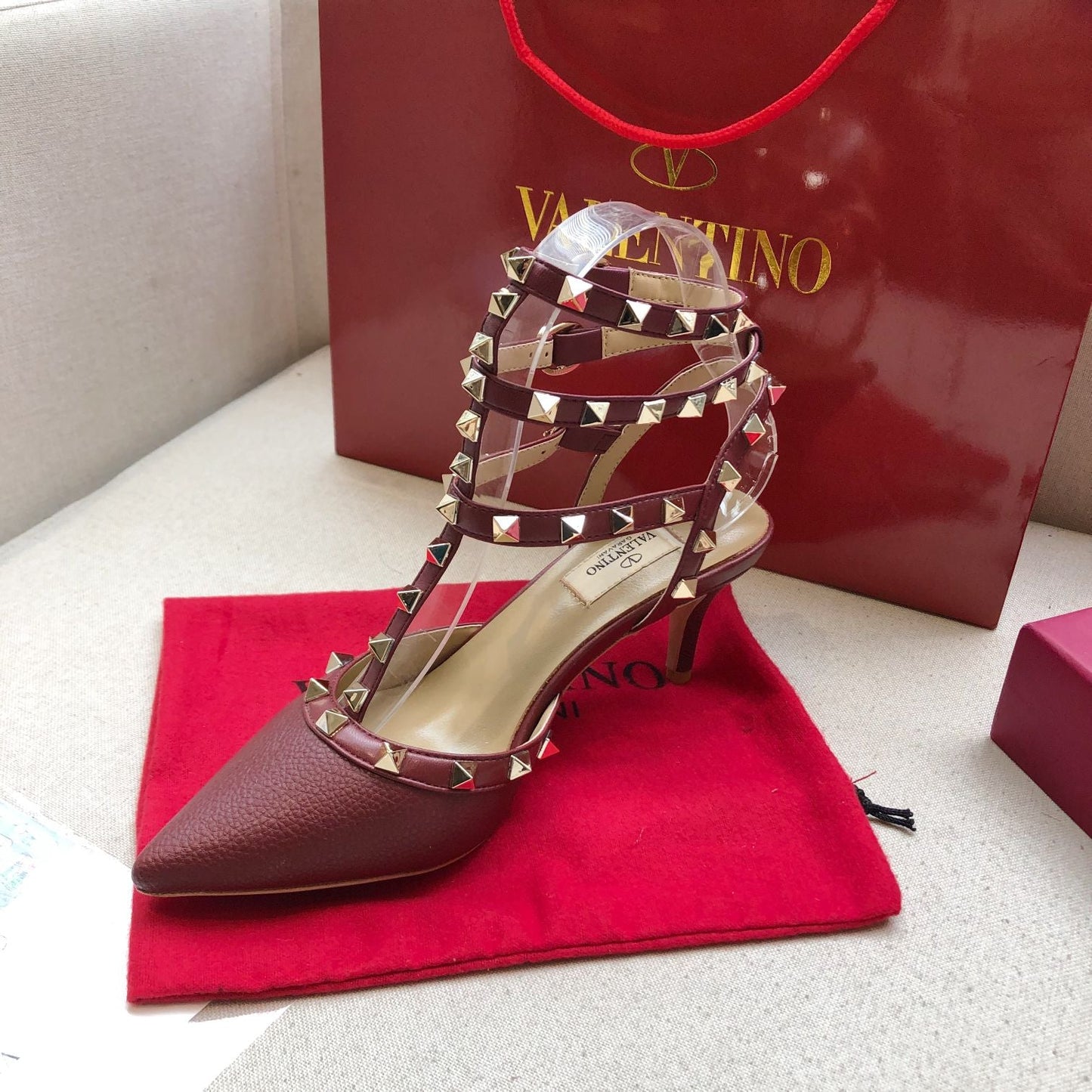 ROCKSTUD SANGRIA RED METALLIC CALFSKIN ANKLE STRAP HIGH SANDAL - 34 / 9.5 cm