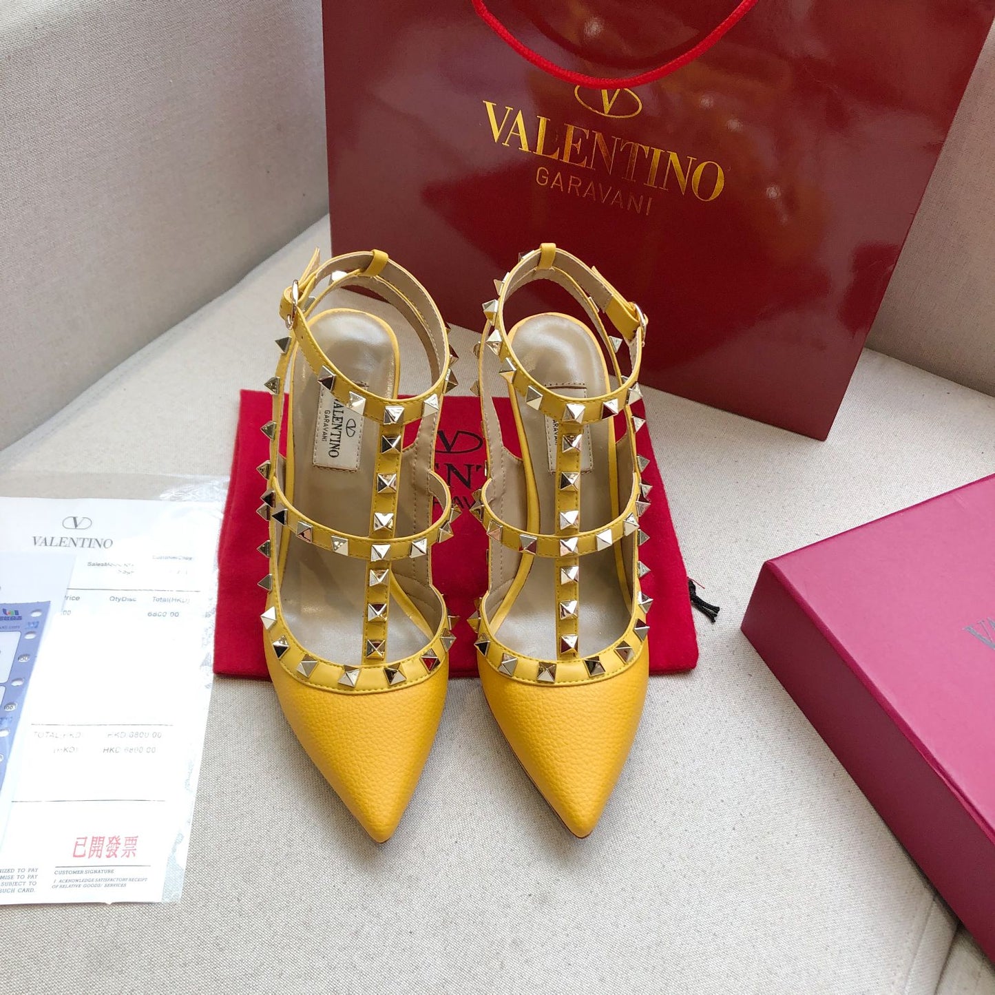 ROCKSTUD GOLDEN YELLOW METALLIC CALFSKIN ANKLE STRAP HIGH SANDAL - 34 / 9.5 cm