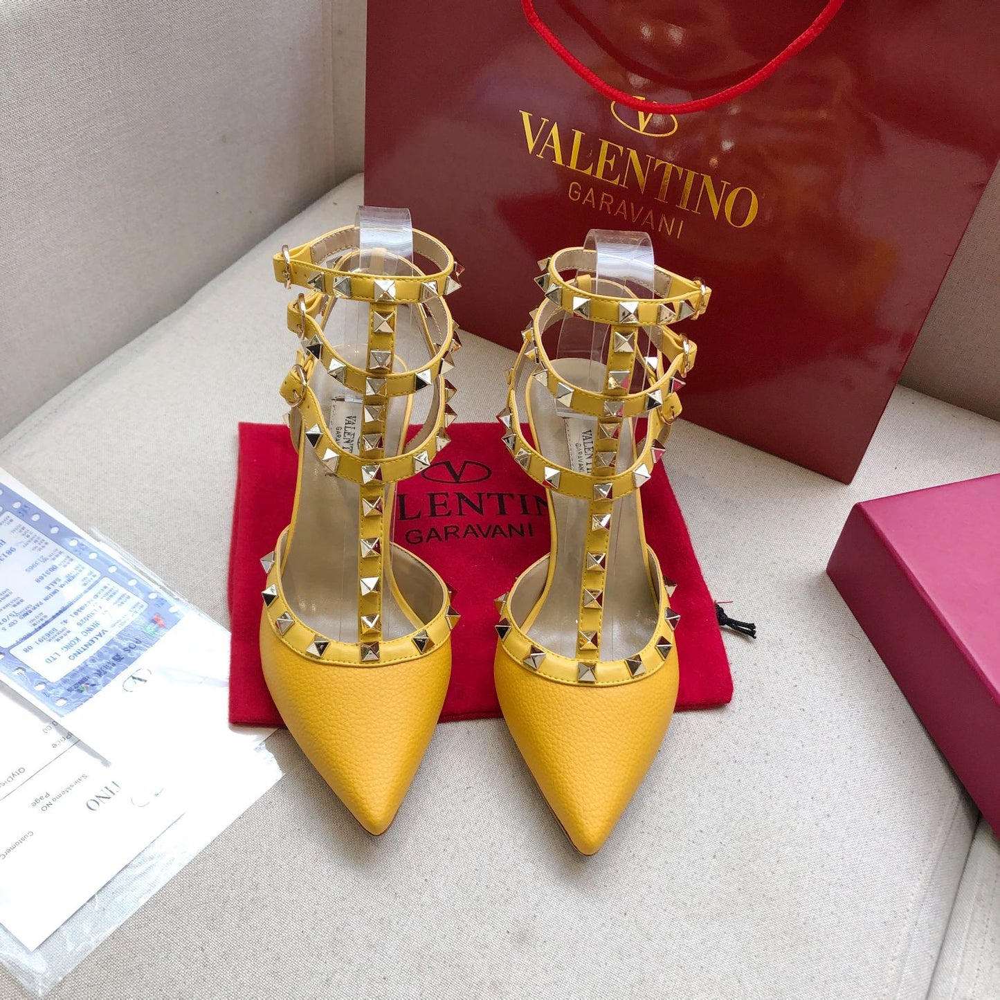ROCKSTUD GOLDEN YELLOW METALLIC CALFSKIN ANKLE STRAP HIGH SANDAL - 34 / 9.5 cm