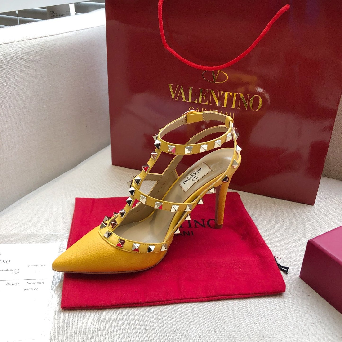 ROCKSTUD GOLDEN YELLOW METALLIC CALFSKIN ANKLE STRAP HIGH SANDAL - 34 / 9.5 cm