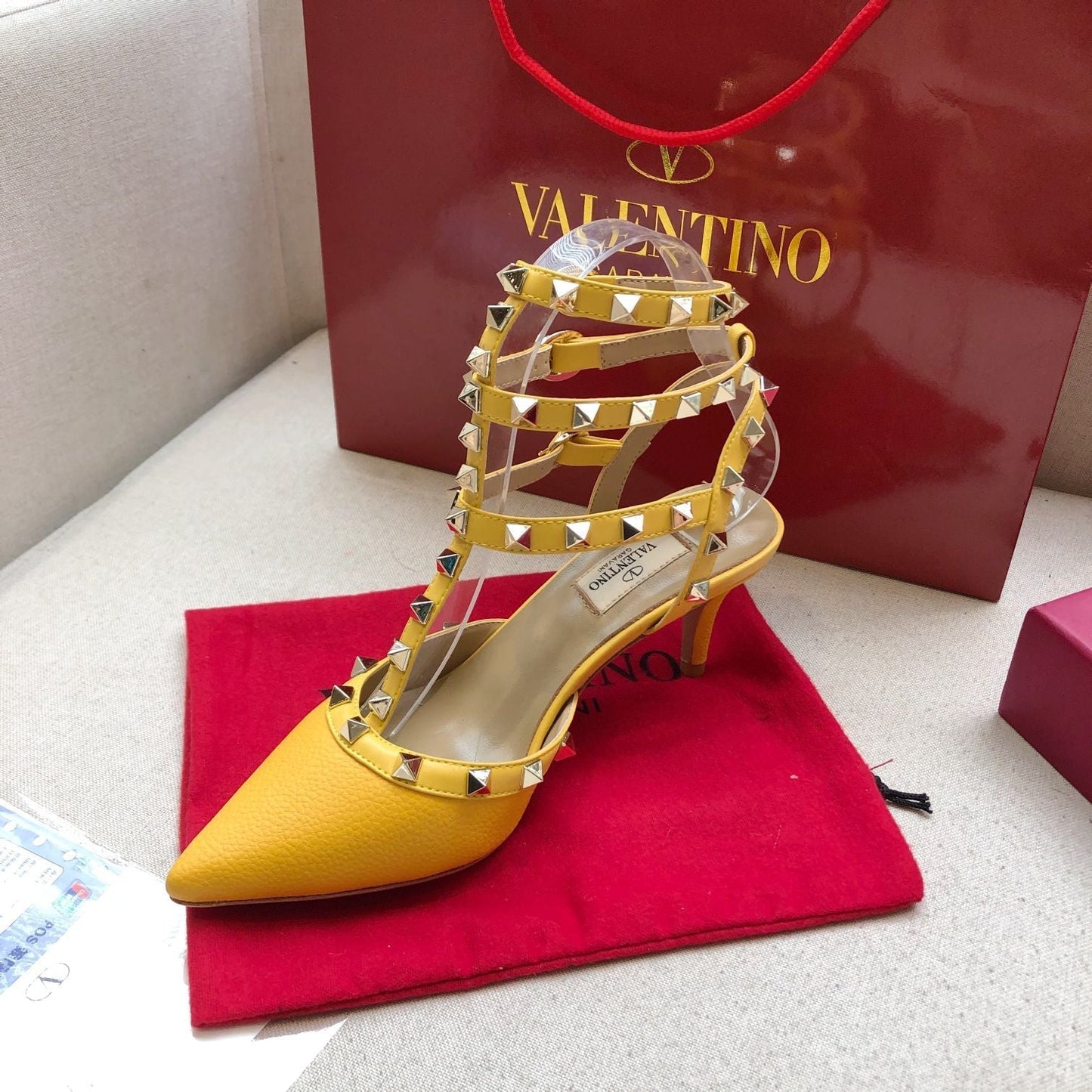ROCKSTUD GOLDEN YELLOW METALLIC CALFSKIN ANKLE STRAP HIGH SANDAL - 34 / 9.5 cm