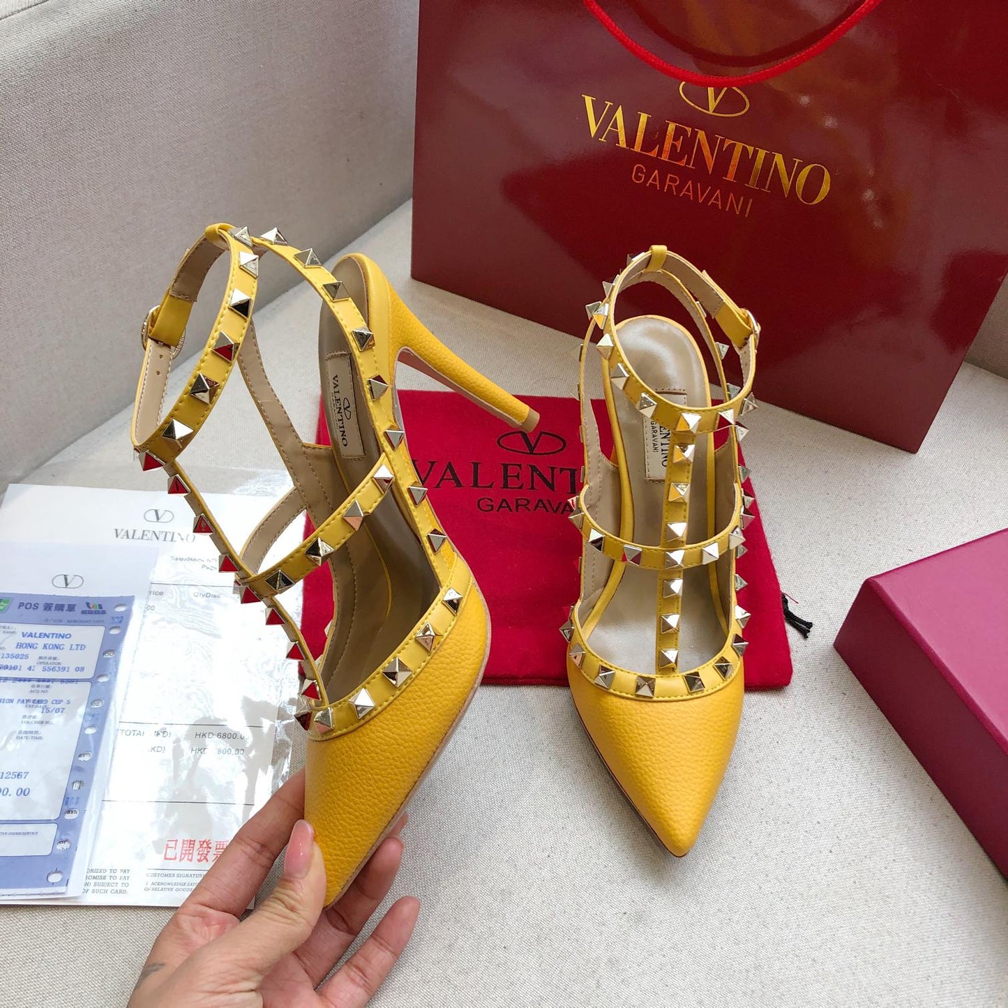 ROCKSTUD GOLDEN YELLOW METALLIC CALFSKIN ANKLE STRAP HIGH SANDAL - 34 / 9.5 cm
