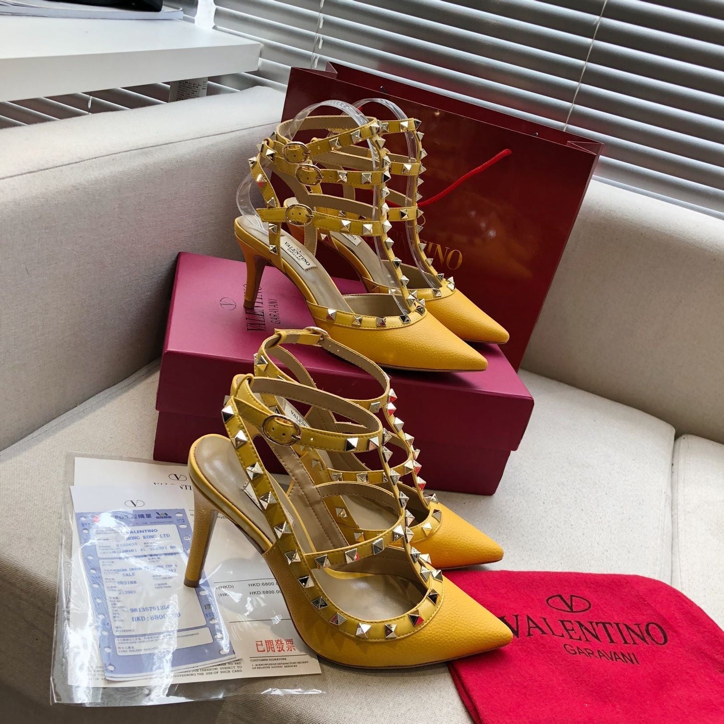 ROCKSTUD GOLDEN YELLOW METALLIC CALFSKIN ANKLE STRAP HIGH SANDAL - 34 / 9.5 cm