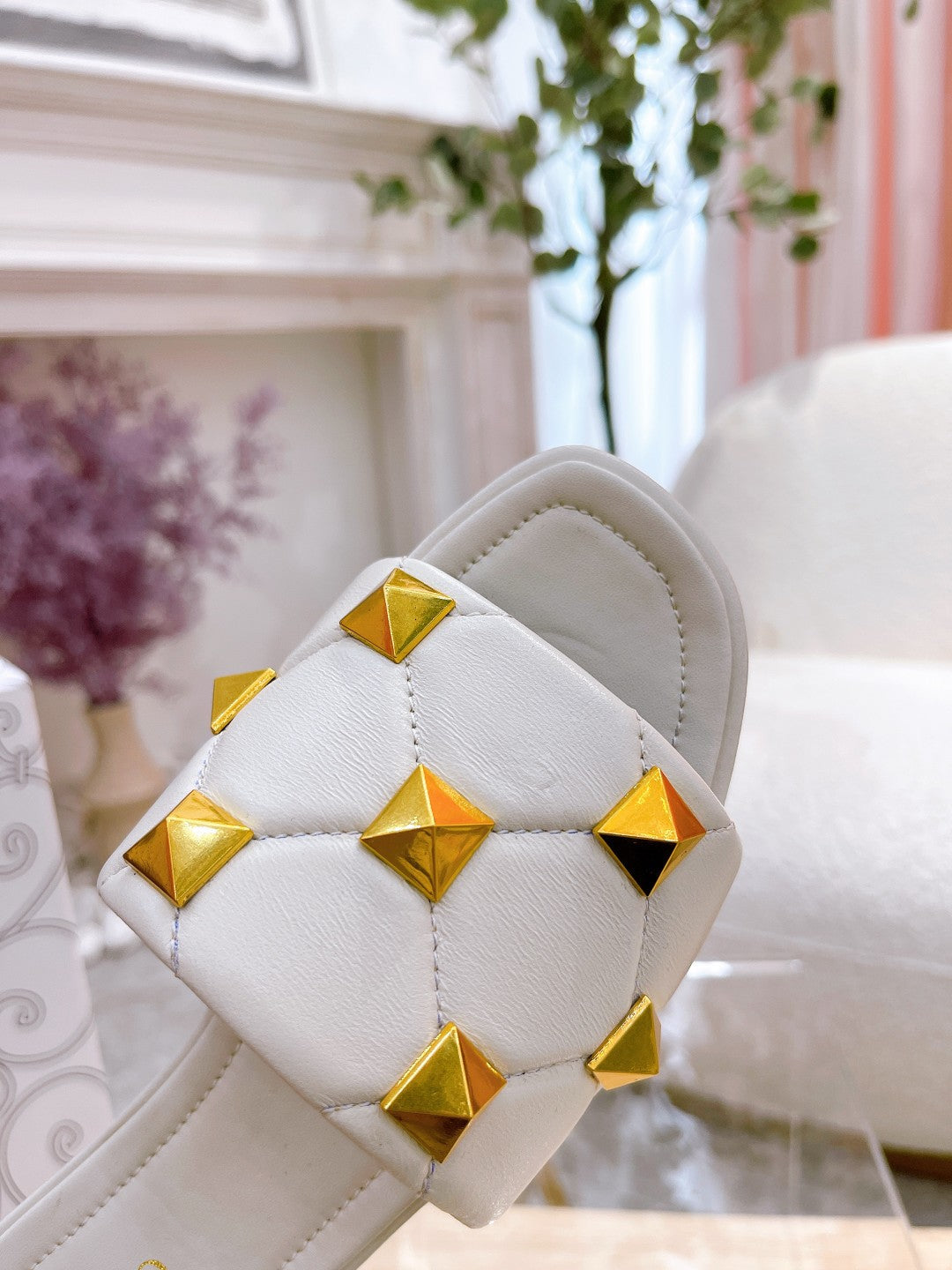 STUD FLAT SLIDE IN WHITE LAMBSKIN - 34
